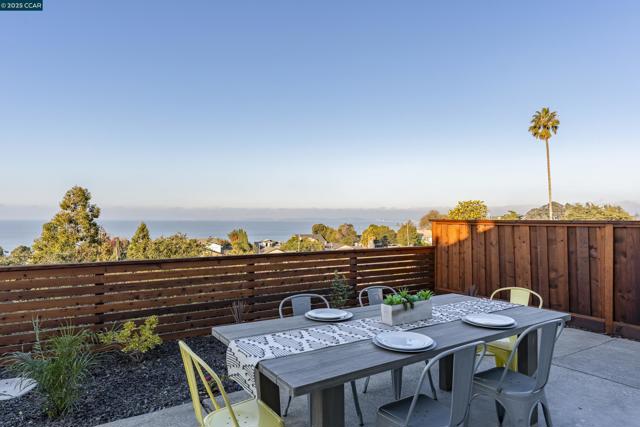 1264 Belfair Dr, Pinole CA: https://media.crmls.org/mediaz/3f98191b-1fad-43e9-8cd1-6ff75feeff6b.jpg