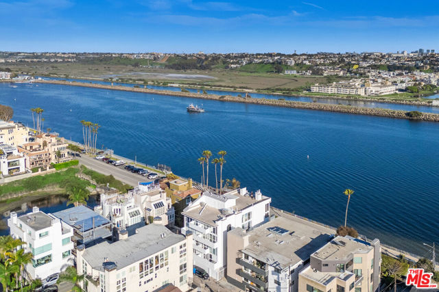 5515 Pacific Avenue, Marina del Rey CA: https://media.crmls.org/mediaz/3f994eba-f6e9-4cfb-8903-a8169aeea7a4.jpg