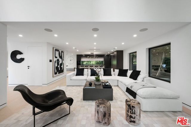 3290 N Knoll Drive, Los Angeles CA: https://media.crmls.org/mediaz/3f99d8b2-109a-4d75-bbda-d21e060e6938.jpg
