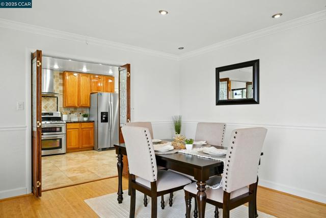 7968 Michigan Ave, Oakland CA: https://media.crmls.org/mediaz/3f9a1c32-549f-48c8-9f3a-ae98da3024ce.jpg