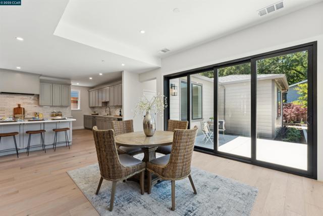 951 Yorkshire Ct, Lafayette CA: https://media.crmls.org/mediaz/3f9a5c1c-4ad4-4c80-bcd3-1fa20151dba1.jpg
