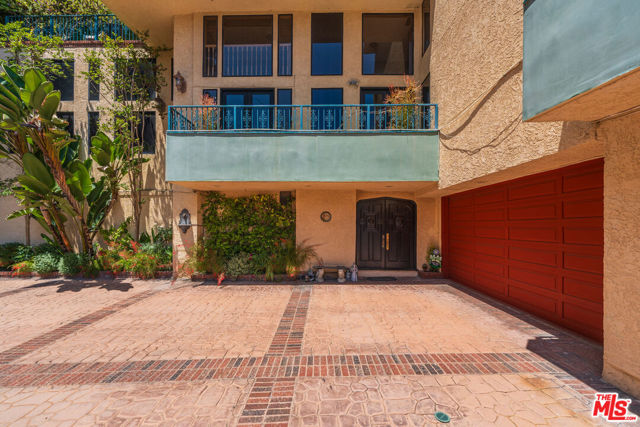 1242 Angelo Drive, Beverly Hills CA: https://media.crmls.org/mediaz/3f9aeedb-e400-44bc-b538-ae7333281f1d.jpg