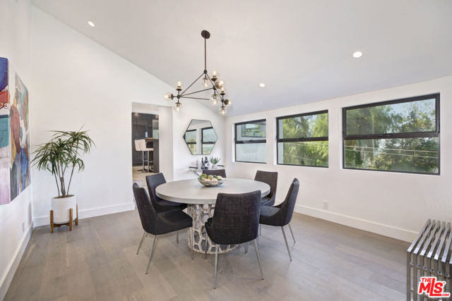 3712 Berry Drive, Studio City CA: https://media.crmls.org/mediaz/3f9b20a5-1818-4512-869d-2774796ce1e8.jpg