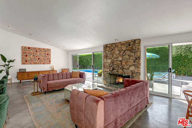 1155 E Mesquite Avenue, Palm Springs CA: https://media.crmls.org/mediaz/3f9b436f-8932-4c69-a420-76695e8ecaff.jpg