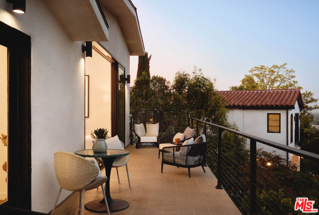 3916 Glenridge Drive, Sherman Oaks CA: https://media.crmls.org/mediaz/3f9b5f28-7935-4ea7-8f3c-ac299895d5e0.jpg