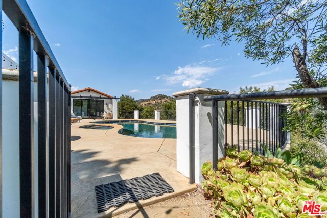 8171 Tianna Road, Los Angeles CA: https://media.crmls.org/mediaz/3f9cee19-650a-4f37-9e8f-0281ddb81426.jpg