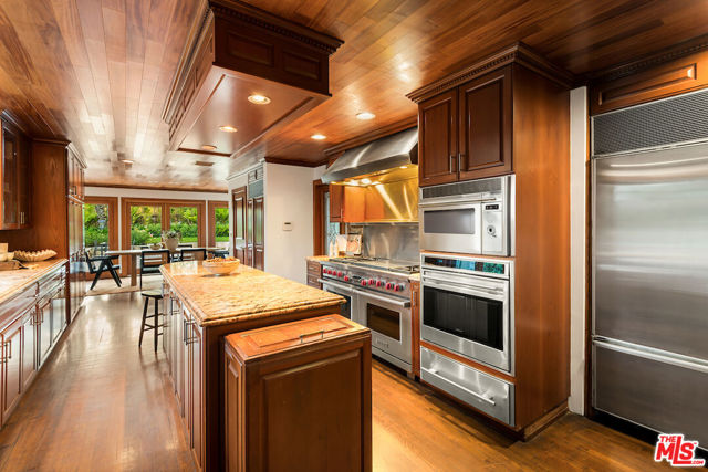 9996 Sunset Boulevard, Beverly Hills CA: https://media.crmls.org/mediaz/3f9e564c-8d34-4e6a-9209-22047c54d0e3.jpg