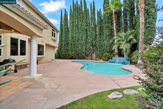2550 E Jenny Ave, Fresno CA: https://media.crmls.org/mediaz/3f9ed60d-369e-4a43-8910-aedf62f9b07f.jpg