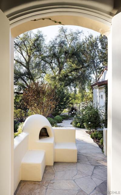 6977 Las Colinas, Rancho Santa Fe CA: https://media.crmls.org/mediaz/3f9f3f37-8800-42b3-8d43-c382c031fb73.jpg