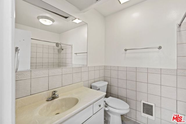 1033 6TH Street, Santa Monica CA: https://media.crmls.org/mediaz/3f9f5319-65ac-464c-b1b7-533cdb7e3114.jpg
