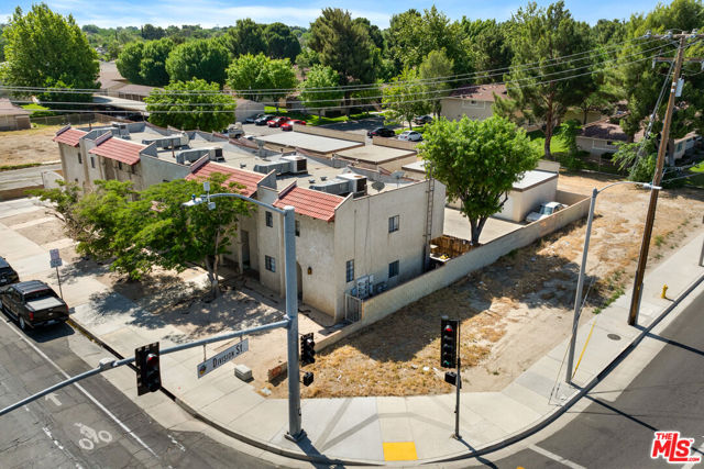 102 E Lancaster Boulevard, Lancaster CA: https://media.crmls.org/mediaz/3fa07793-07d5-422f-9482-e8b39e9f05ee.jpg