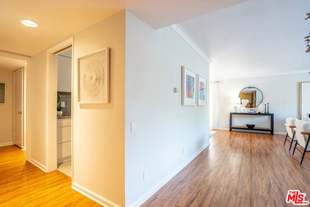 818 S Lucerne Boulevard, Los Angeles CA: https://media.crmls.org/mediaz/3fa210e7-8daa-497e-a160-93a6eb962835.jpg