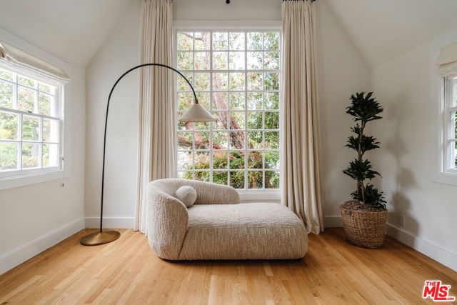 226 N Arden Boulevard, Los Angeles CA: https://media.crmls.org/mediaz/3fa300a3-eb26-4701-9f55-f7ca24154e91.jpg