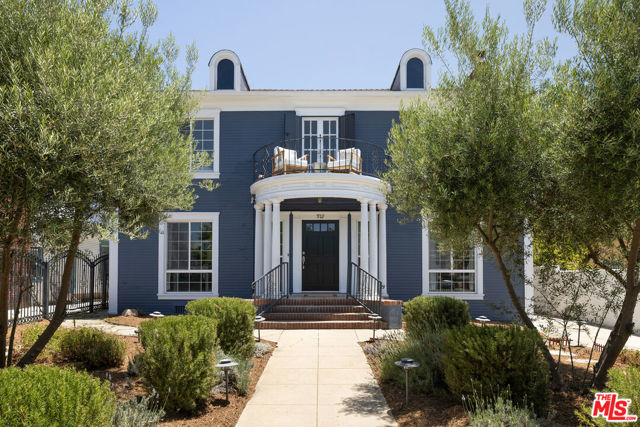 922 N Edgemont Street, Los Angeles CA: https://media.crmls.org/mediaz/3fa30ef6-4ced-405f-aa23-269a05c5d848.jpg