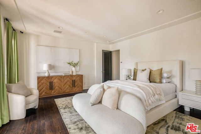 706 N Crescent Drive, Beverly Hills CA: https://media.crmls.org/mediaz/3fa4e209-ed8c-474b-9cde-caeea37587fe.jpg