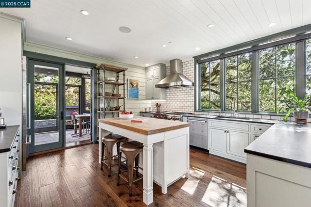 25 La Campana, Orinda CA: https://media.crmls.org/mediaz/3fa51b05-a097-4c1d-a41f-57e770b71ce5.jpg