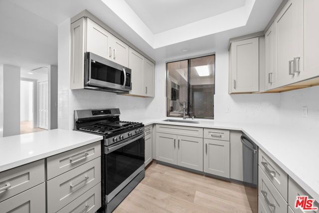 235 S Tower Drive, Beverly Hills CA: https://media.crmls.org/mediaz/3fa54c82-d994-49d3-8380-a467f2a63fb6.jpg