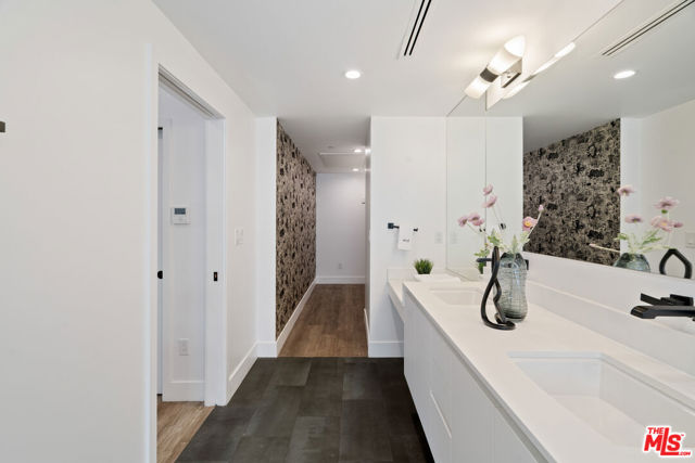 6871 Fountain Avenue, Los Angeles CA: https://media.crmls.org/mediaz/3fa58e42-eb62-43cf-8e0f-d543a616b443.jpg