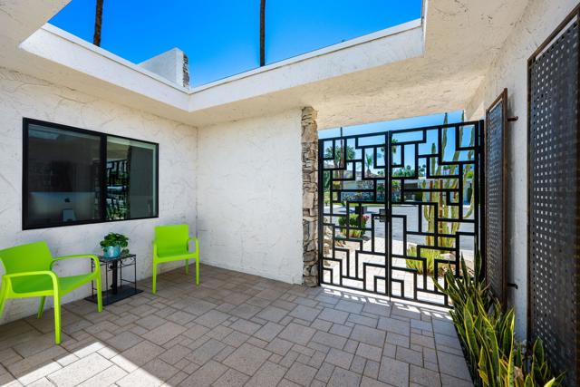 1380 Malaga Circle, Palm Springs CA: https://media.crmls.org/mediaz/3fa5a3bd-e214-4bc2-918b-4d5b969402a0.jpg