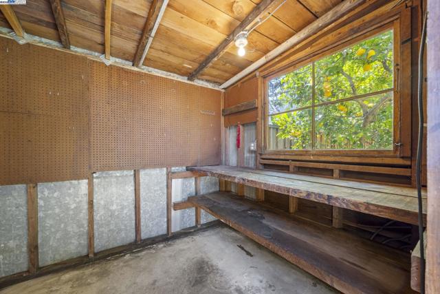 898 Union St, Alameda CA: https://media.crmls.org/mediaz/3fa5c47f-0550-4c5f-afde-bc972cb3ccc8.jpg