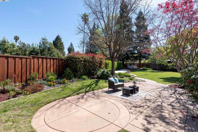 310 Trestle Glen Ct, Walnut Creek CA: https://media.crmls.org/mediaz/3fa5e11d-8bde-4647-b867-f71553b2fac1.jpg