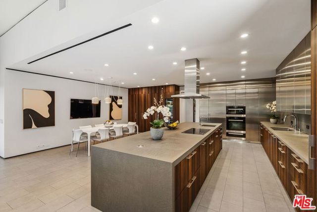 1005 Elden Way, Beverly Hills CA: https://media.crmls.org/mediaz/3fa627e2-4fa3-460a-8320-14f7489429b2.jpg