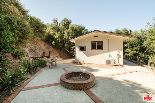 1289 Old Topanga Canyon Road, Topanga CA: https://media.crmls.org/mediaz/3fa6cd9a-7128-4e11-9221-fce39ba2ca98.jpg