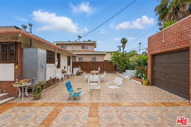 128 N St Andrews Place, Los Angeles CA: https://media.crmls.org/mediaz/3fa74602-a49b-4112-a0a2-d85addab8dc2.jpg