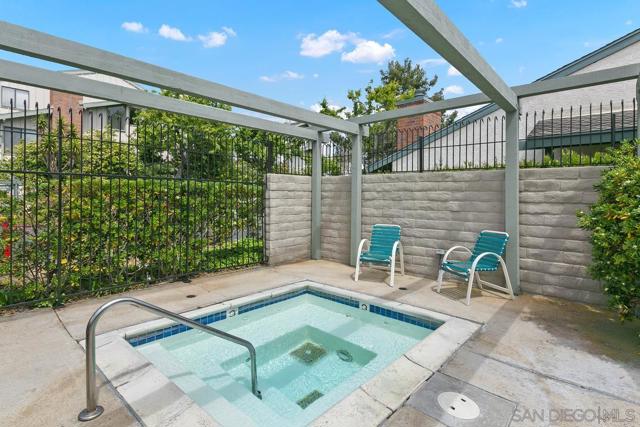 3338 Caminito Vasto, La Jolla CA: https://media.crmls.org/mediaz/3fa7fb4a-2ed4-4a5d-b6d3-b88e845480ae.jpg