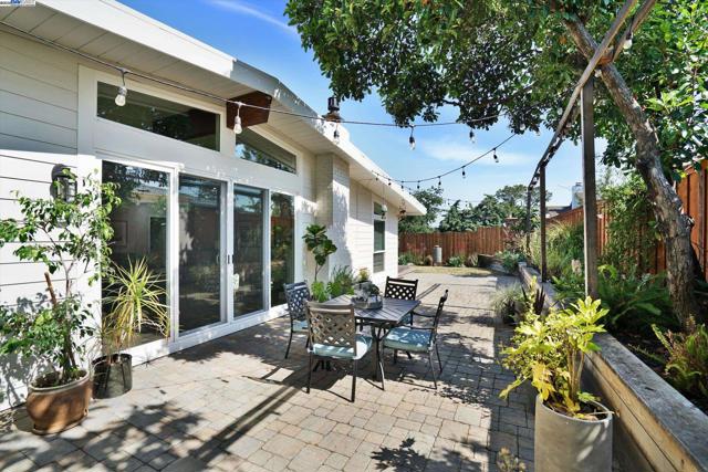 588 E Angela St, Pleasanton CA: https://media.crmls.org/mediaz/3fa8b542-1e1e-4f70-bd7a-26929e531bc7.jpg