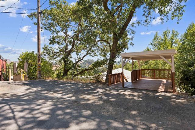 723 Redwood Rd, San Anselmo CA: https://media.crmls.org/mediaz/3fa9cab8-6440-4090-8ddc-65d924412800.jpg