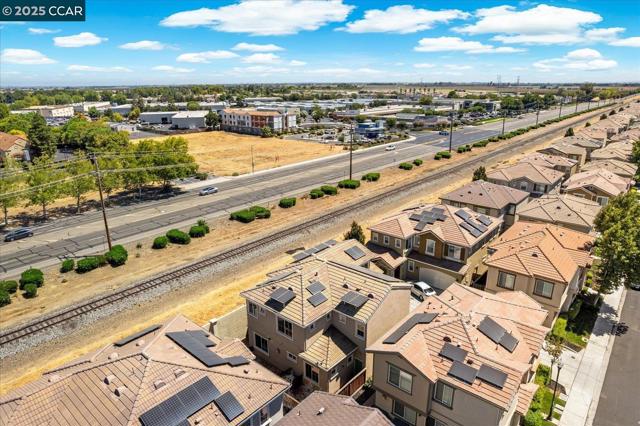 240 Alta St, Brentwood CA: https://media.crmls.org/mediaz/3faa1a0d-2c11-40fa-b2d1-3c3277d03d33.jpg