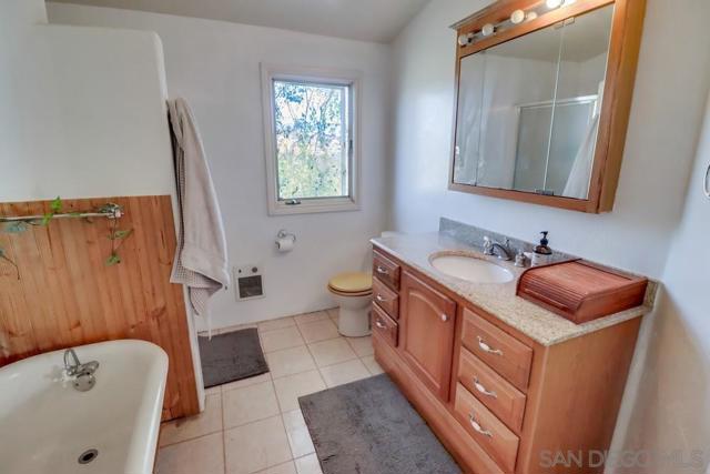 9740 Nutby Ln, Escondido CA: https://media.crmls.org/mediaz/3faa4885-f6bb-4d9e-bcb1-c02ce1fbd07f.jpg