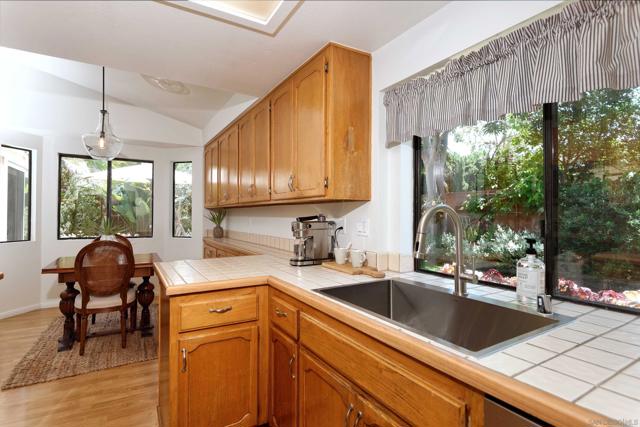 7020 Snapdragon Dr, Carlsbad CA: https://media.crmls.org/mediaz/3faa9fdf-6a52-47ef-b523-8c5fb5cbf53e.jpg