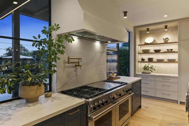 4223 Middlesex Dr, San Diego CA: https://media.crmls.org/mediaz/3fab92b7-381c-45e6-af38-2def945f7a64.jpg