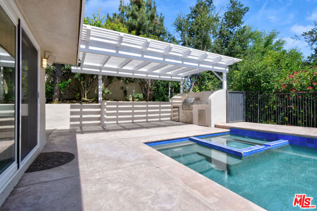 23637 Park Belmonte, Calabasas CA: https://media.crmls.org/mediaz/3fad7e97-7c59-48e5-b238-4e22c18791a3.jpg