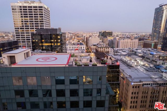 655 S Hope Street, Los Angeles CA: https://media.crmls.org/mediaz/3fad94be-970d-44f3-936a-4bb0abeeff16.jpg