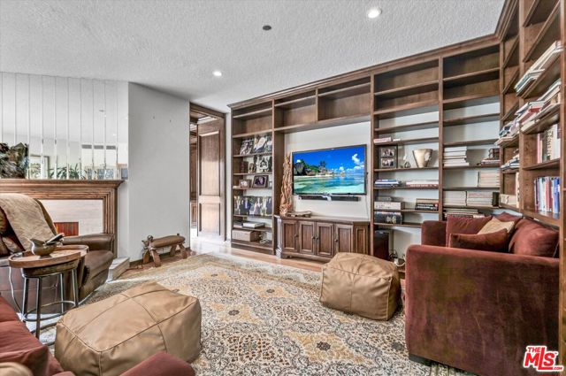 300 N Swall Drive, Beverly Hills CA: https://media.crmls.org/mediaz/3fae4081-82e3-40da-a7f9-87a9bd6bd1bb.jpg