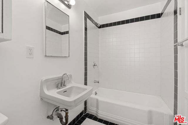 148 S Mccarty Drive, Beverly Hills CA: https://media.crmls.org/mediaz/3faed381-a90e-4e60-99ba-cc842ac7ae3e.jpg