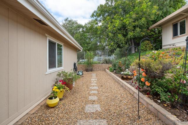 1831 Nova Gln, Escondido CA: https://media.crmls.org/mediaz/3fb013c1-6261-4697-a203-5f7575b8ac2a.jpg