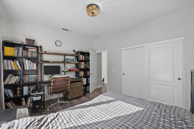 2012 Keltic Lodge Drive, Oxnard CA: https://media.crmls.org/mediaz/3fb063d2-afd2-4471-b325-6be7f6b5658f.jpg