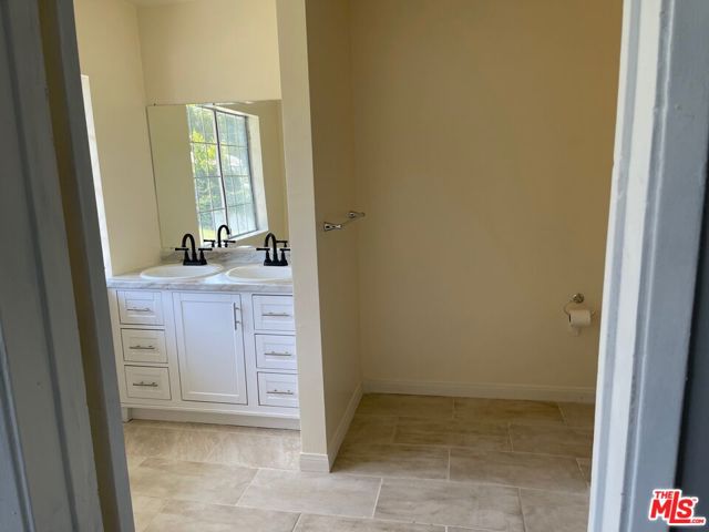 15013 Hartsook Street, Sherman Oaks CA: https://media.crmls.org/mediaz/3fb187fd-aee2-4ca5-a736-23b6d9f1ef94.jpg