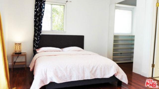 4226 Redwood Avenue, Los Angeles CA: https://media.crmls.org/mediaz/3fb1970e-67b0-4b63-9710-2f15434f300f.jpg