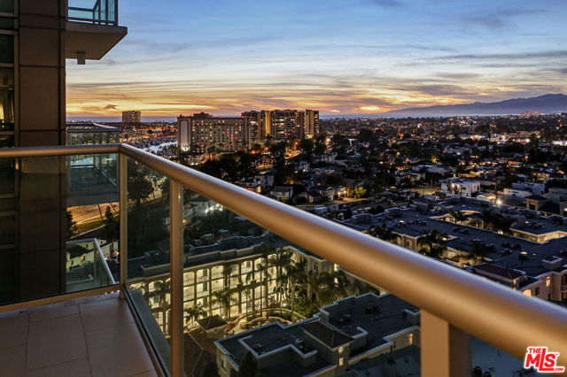 13700 Marina Pointe Drive, Marina del Rey CA: https://media.crmls.org/mediaz/3fb1ac9f-9f8c-4bec-b703-870e89128165.jpg