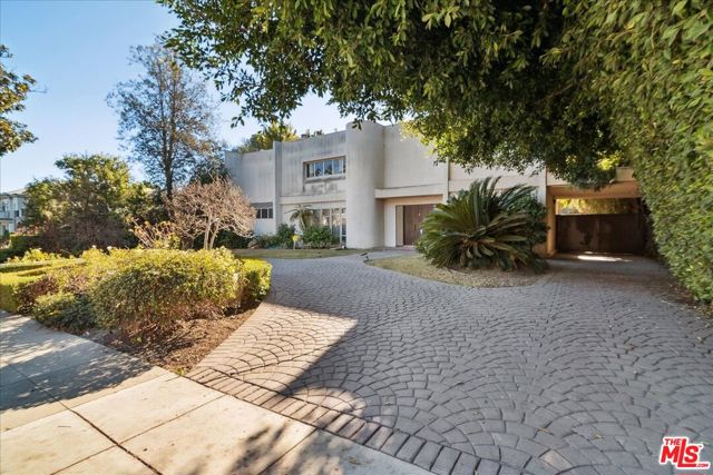 705 N Camden Drive, Beverly Hills CA: https://media.crmls.org/mediaz/3fb202f6-d347-4be3-9a20-b41ec5f0d15b.jpg