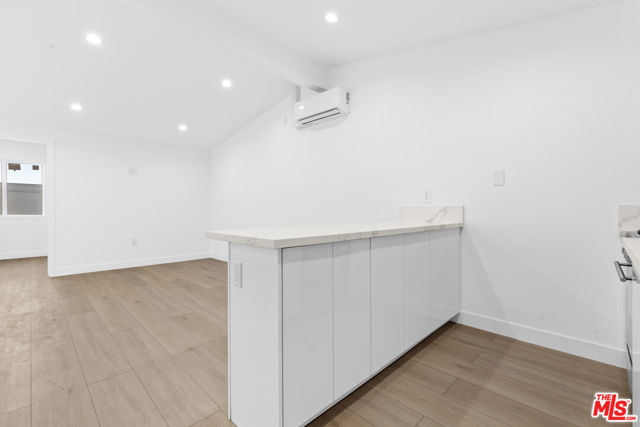10943 Christine Way, Tujunga CA: https://media.crmls.org/mediaz/3fb24b74-7b6c-4c5a-9604-7e58e043442a.jpg