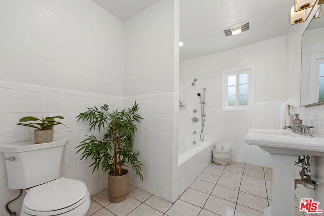 3588 Helms Avenue, Culver City CA: https://media.crmls.org/mediaz/3fb2bf84-8aa9-4b49-bab2-5bdd8ecbbec4.jpg