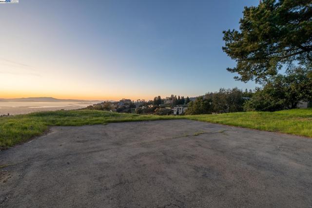 7041 DEVON WAY, Berkeley CA: https://media.crmls.org/mediaz/3fb302cd-8e84-4c06-b5ae-e8bed53fccf2.jpg