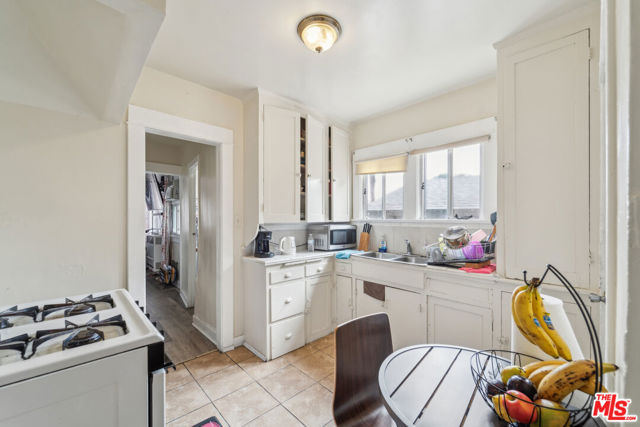 1946 S La Salle Avenue, Los Angeles CA: https://media.crmls.org/mediaz/3fb432fe-0172-48bd-b354-68e8a6c6551f.jpg