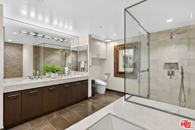 1755 Ocean Avenue, Santa Monica CA: https://media.crmls.org/mediaz/3fb448ce-8207-4b57-b47b-34d44940485c.jpg